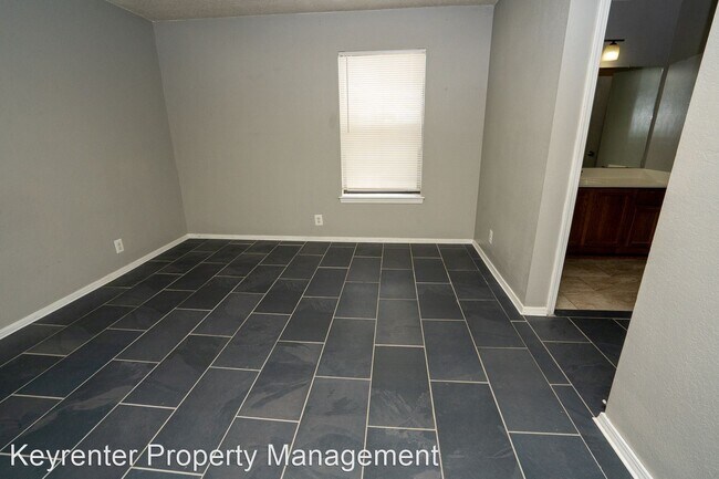 Building Photo - 1 br, 1 bath House - 2421 E 87th St - Unit...