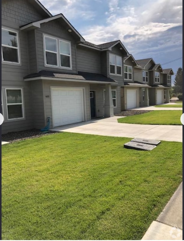 Building Photo - 401-405 Reeves Way