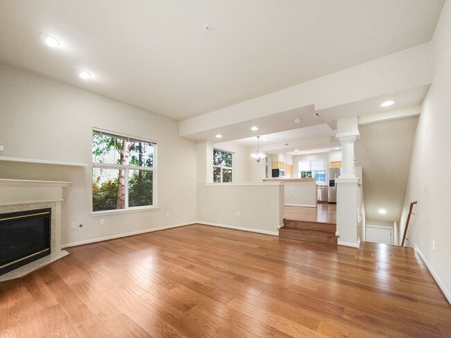 Building Photo - Comfortable 3-Bed End Unit Townhome Near F...