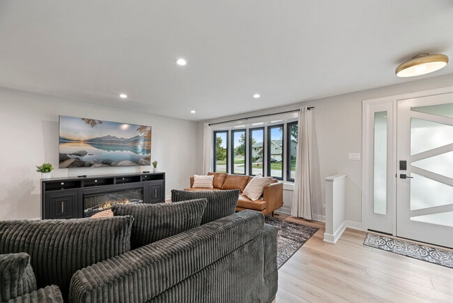 Building Photo - 208 W Hartford Dr