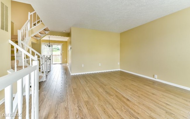 Building Photo - 3 br, 1.5 bath Townhome - 240 Clearbrook Ct,