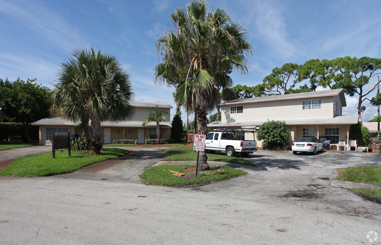 Deerfield Place Apartments & Townhomes Apartments in Deerfield Beach