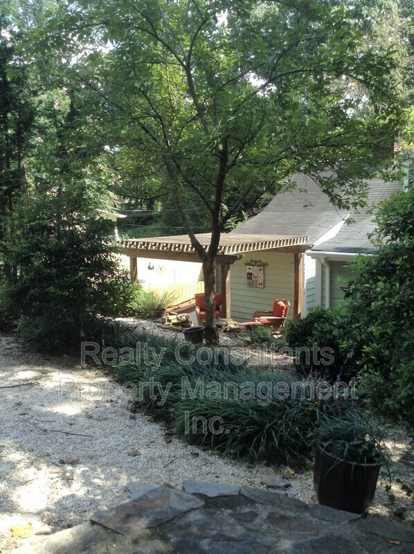 Building Photo - 2461 Lyndhurst Ave
