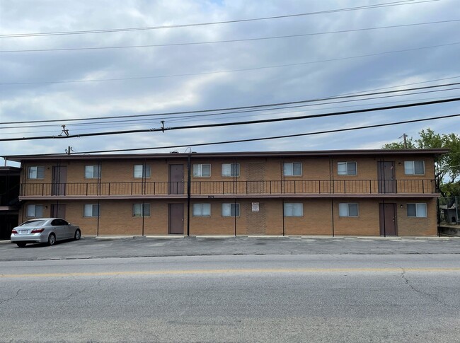 Building Photo - 805 W Hallmark Ave