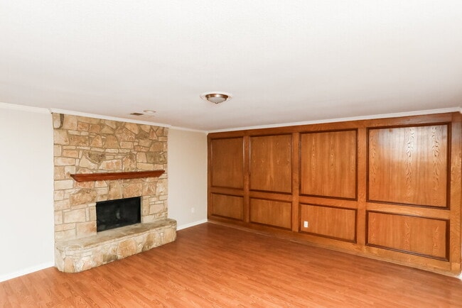 Building Photo - 919 Highcrest Dr