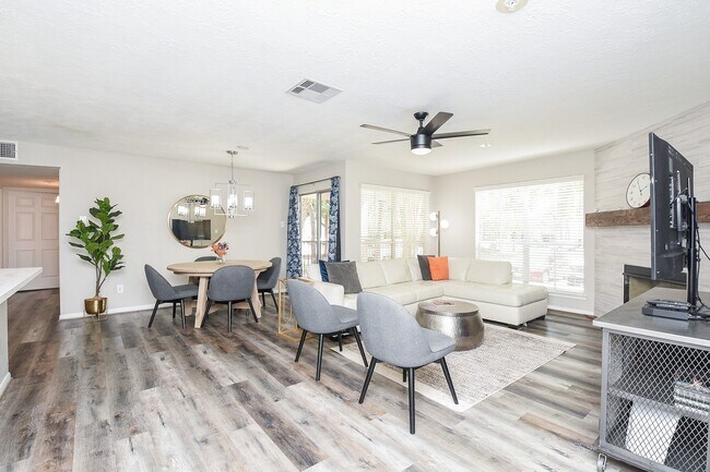 Foto del edificio - 8051 Bay Branch Dr