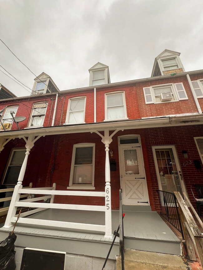 Building Photo - 625 Lake St