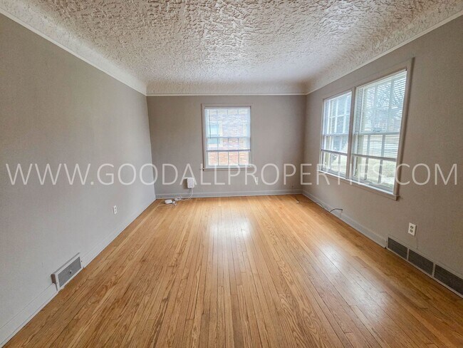 Foto del edificio - 3 bedroom brick home in the Waveland park area