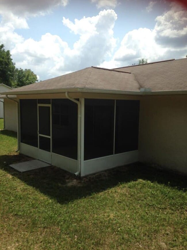 Building Photo - 3 bedroom, 2 bath, 2 car garage on a large lot!
