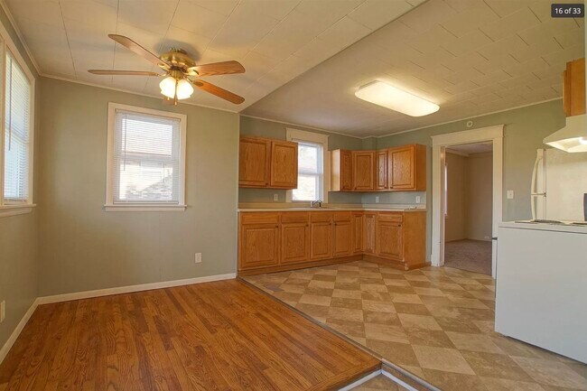 Kitchen - 702 W Winona Ave