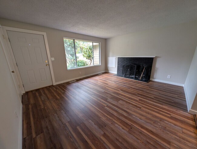 Foto del edificio - Port Orchard Rambler Available Now! 3 Bedrooms, Bonus Space, & Large Fenced Yard. Pets Okay!