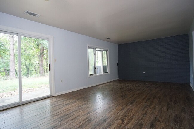 Foto del edificio - 3 Bedroom / 2 1/2 Bathroom.  Close to Campus.  On PHD bus route.