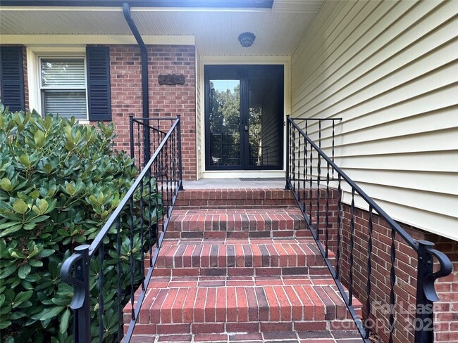 Building Photo - 294 Spicewood Cir