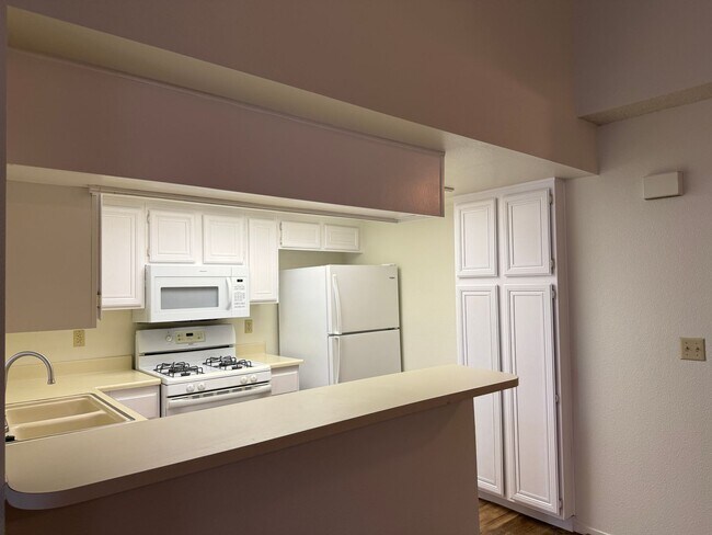 Foto del edificio - Freshly Painted * New Carpet * Ready For Movein