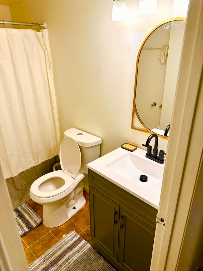 Building Photo - 4 Eatonville Rd