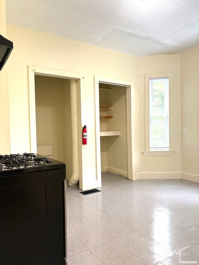 Foto del edificio - Unique Allston Townhome. Avail NOW or 9/1. Now with Higher Ceili...