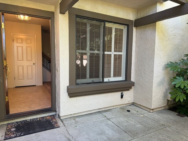Foto del edificio - 2 bedrooms, both w/attached baths, laundry...