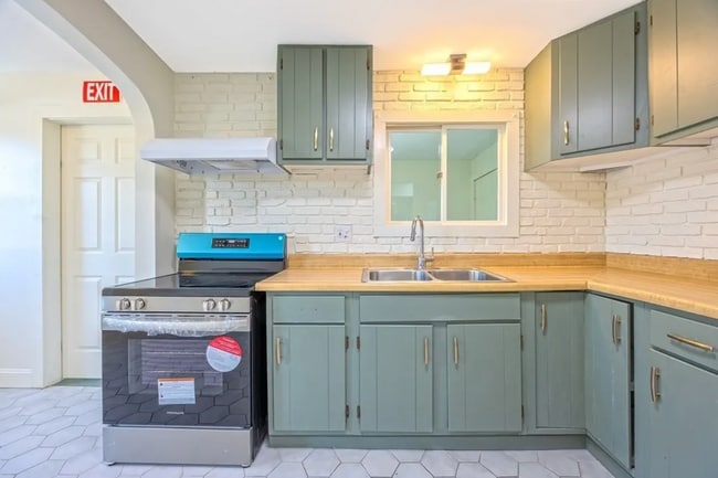 Building Photo - 318 Newton St