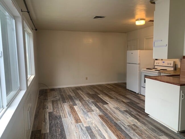 Building Photo - 3026 NE Douglas Ave