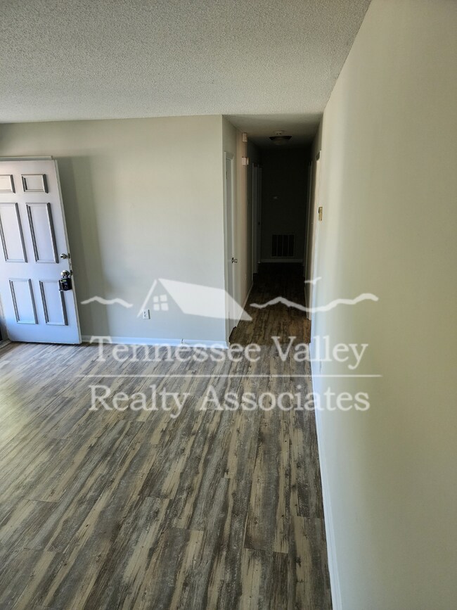 Building Photo - Spacious 3 Bed 1 and 1/2 Bath Knoxville Ho...