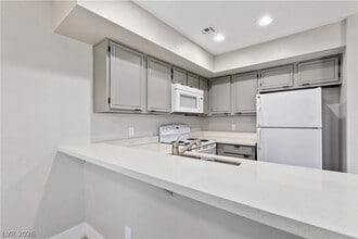 Building Photo - 2220 Pine Breeze Ln