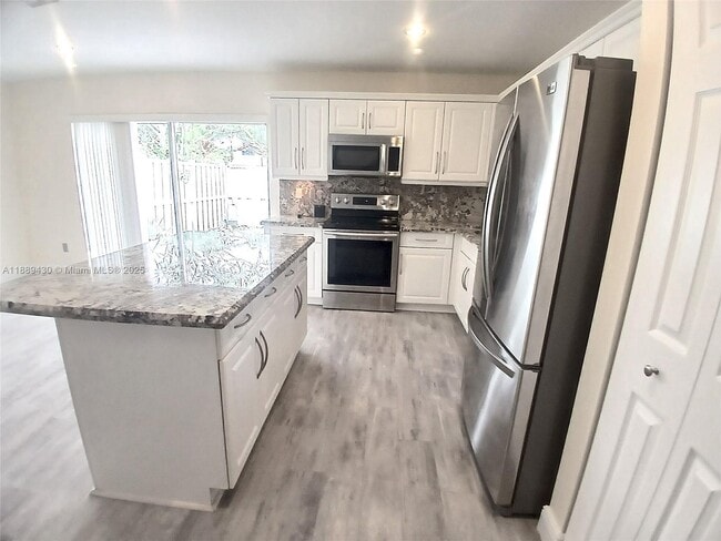 Foto del edificio - 9944 NW 2nd Ct