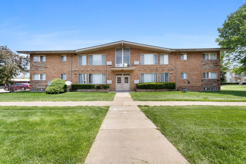 24587 Kelly Rd, Eastpointe, MI 48021 Condo for Rent in Eastpointe, MI