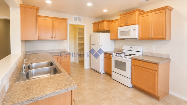 Foto del edificio - Spacious Home with Fenced Backyard!