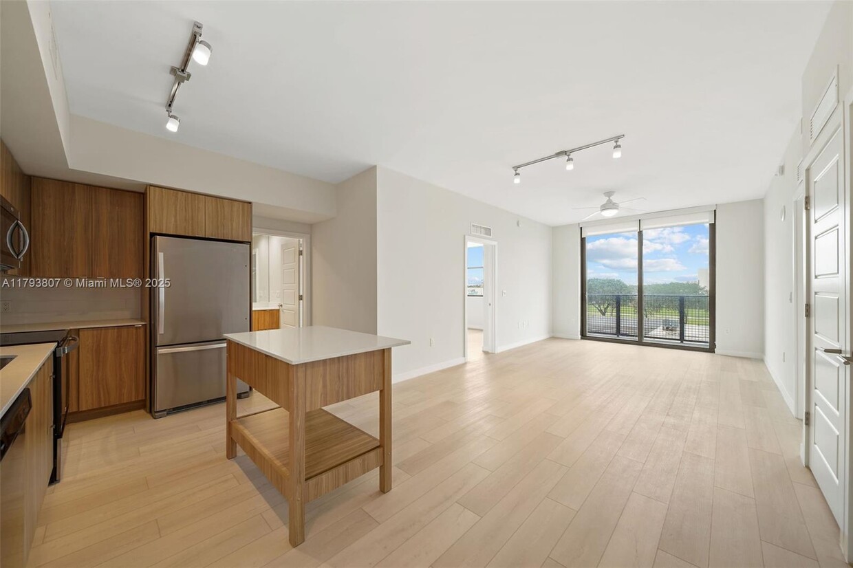 Foto principal - 555 NE 8th St