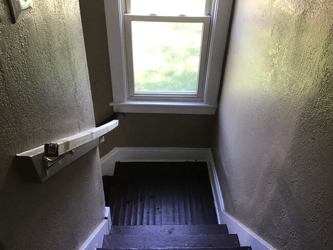 Building Photo - 3 BEDROOM 1 BATH SINGLE FAMILY IN AKRON