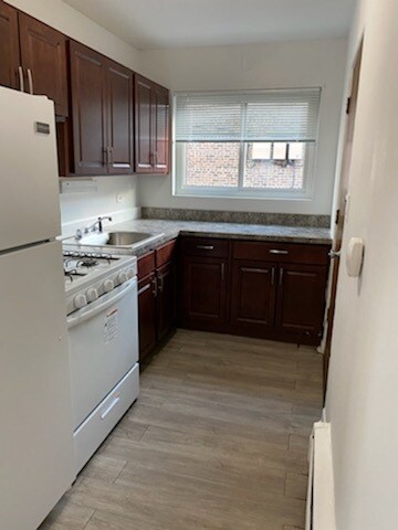 Kitchen - 6717 N Hermitage Ave