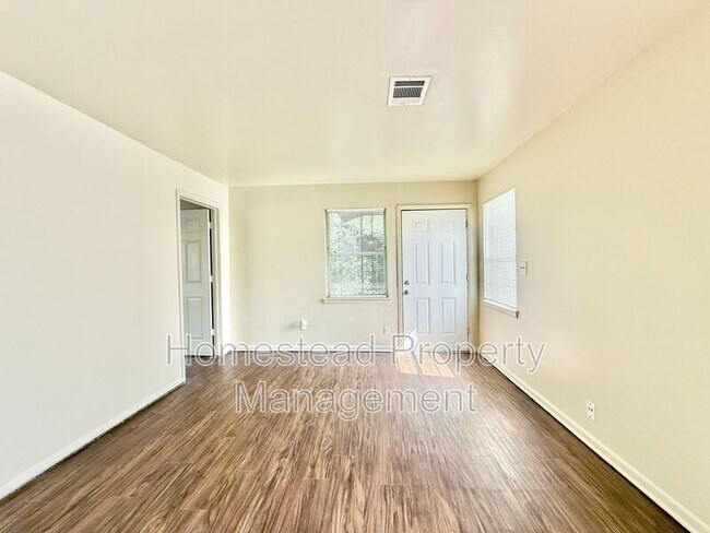Foto del edificio - 444 1/2 E Babb Dr