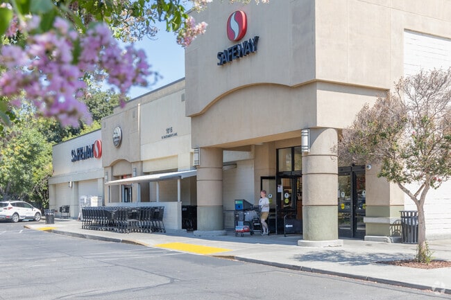 Many Chico Vecino residents shop for groceries at Safeway.