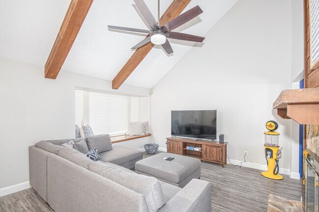 Foto del edificio - Large 3 bed 2 bath home with fenced backyard