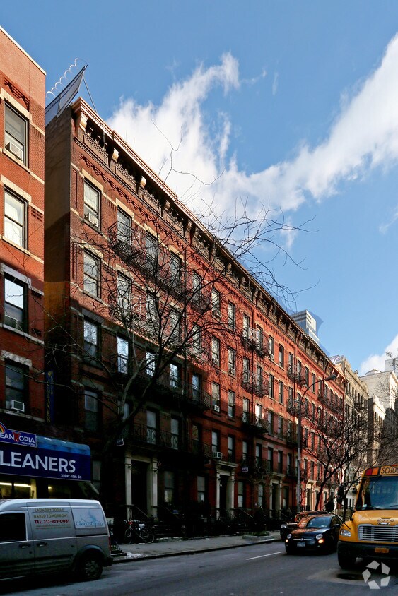 Foto del edificio - 351-357 W 45th St