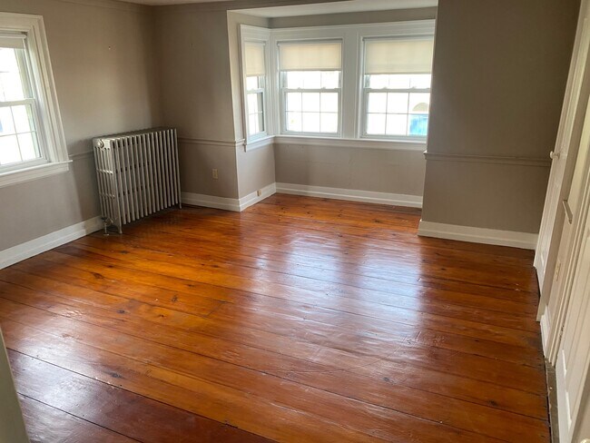 Building Photo - 258 Maplewood Ave