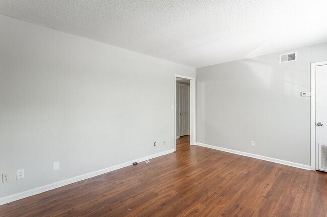 Building Photo - 2414 Lyndon Ave