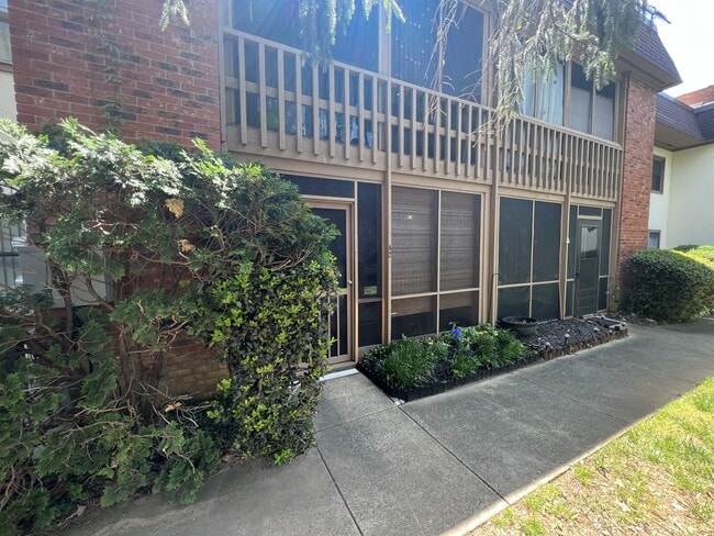 Building Photo - 427 6th Ave W