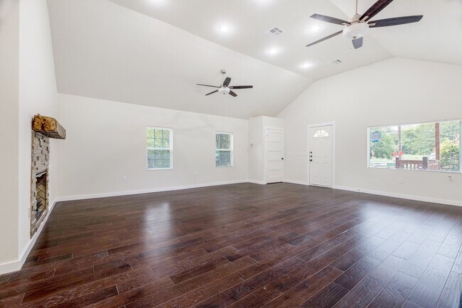 Foto del edificio - Stylish & Remodeled 2/2 with Vaulted Ceilings + Park Access