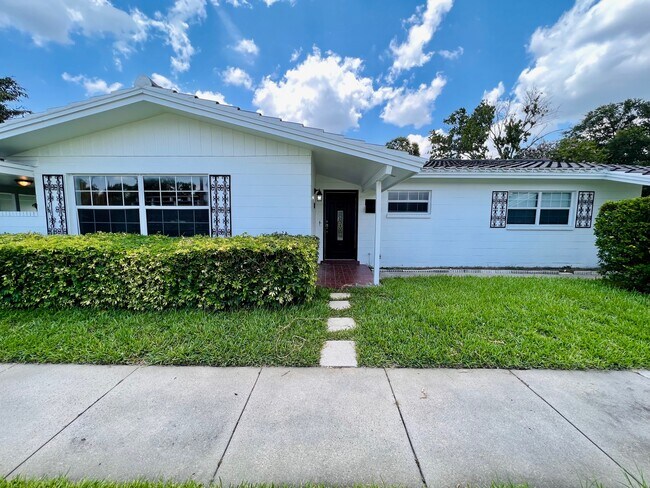 Building Photo - 524 Columbia Dr