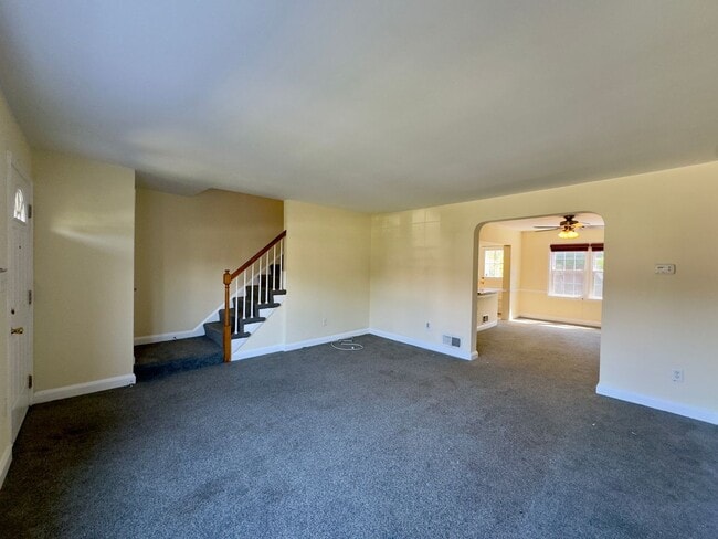 Building Photo - Charming 3-Bedroom Townhome with Spacious ...