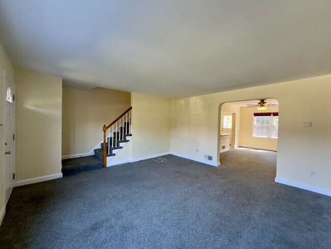 Foto del edificio - Charming 3-Bedroom Townhome with Spacious ...