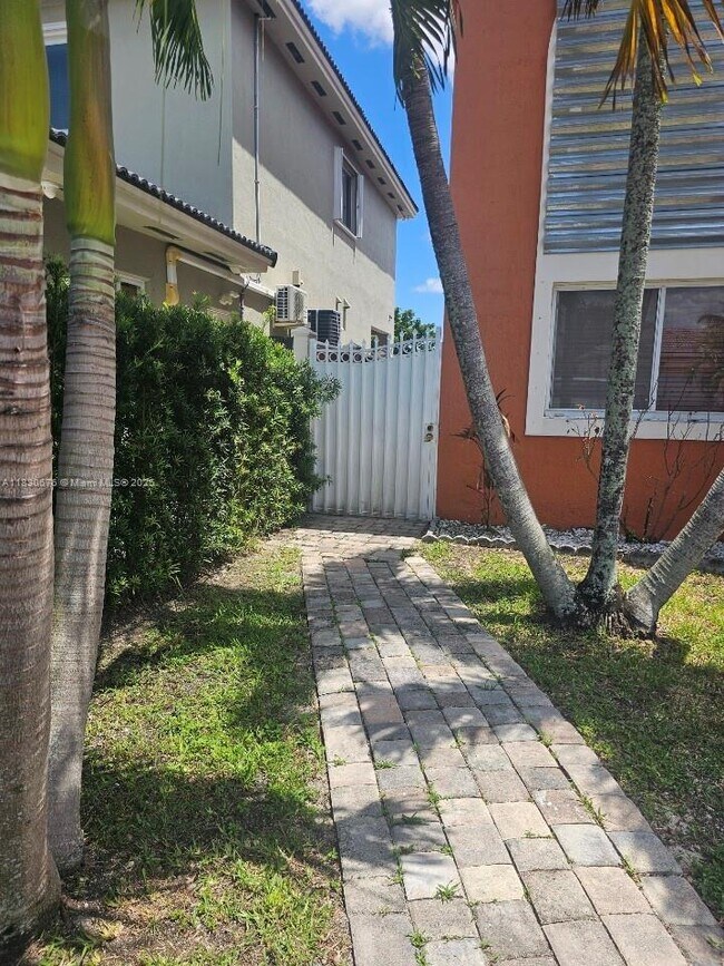 Foto del edificio - 16600 SW 45th St