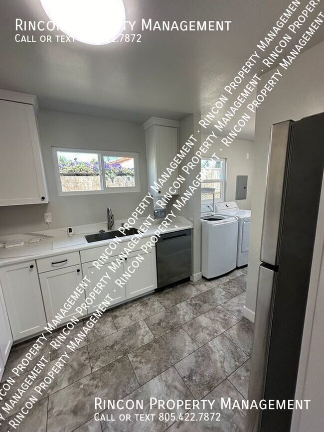 Building Photo - Newly Renovated 2 Bed, 1 Bath Duplex with ...