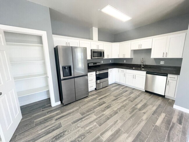 Building Photo - NEWER CONTRUCTION 3 BEDROOM!