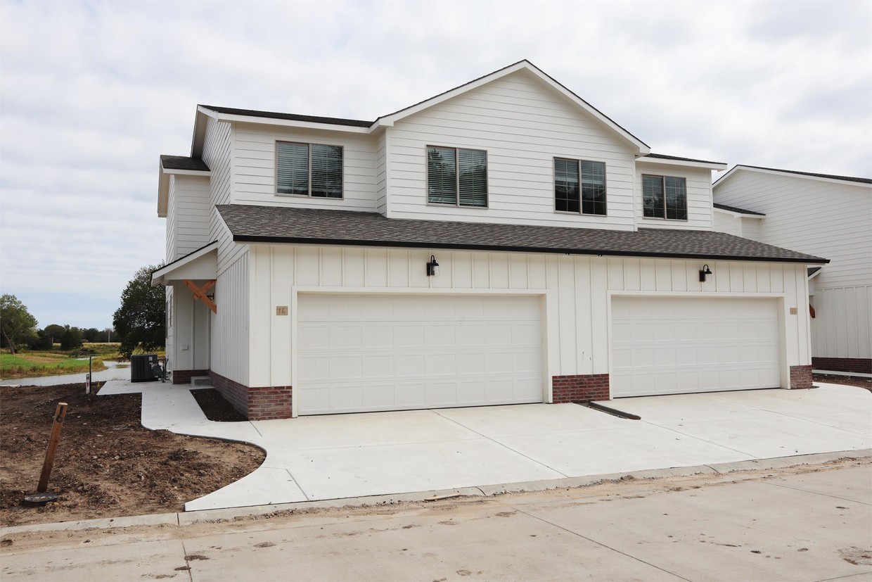 Primary Photo - 13609 E Pawnee St