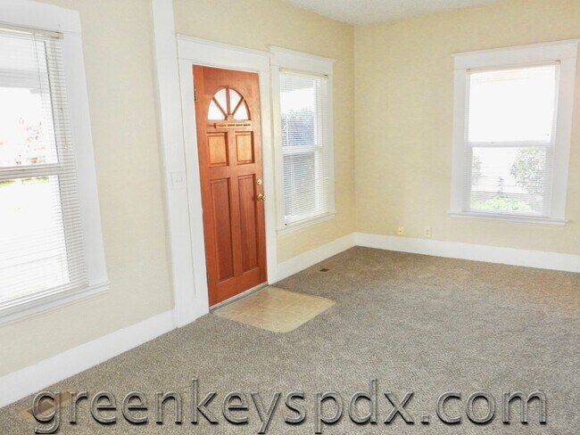 Building Photo - Clean and Move-In Ready!
