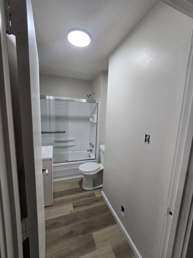 Building Photo - "Charming 1-Bed Haven with Off-Street Parking in Powell’s Prime Location!"