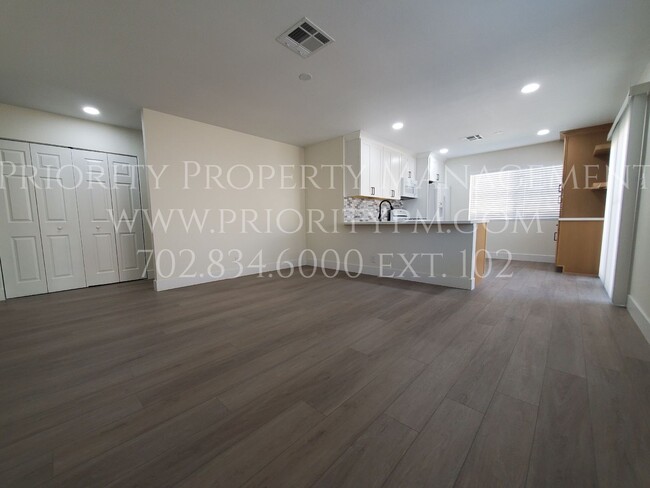 Foto del edificio - FULLY REMODELED~ 3 Bed 2bath ~ Spring Vall...