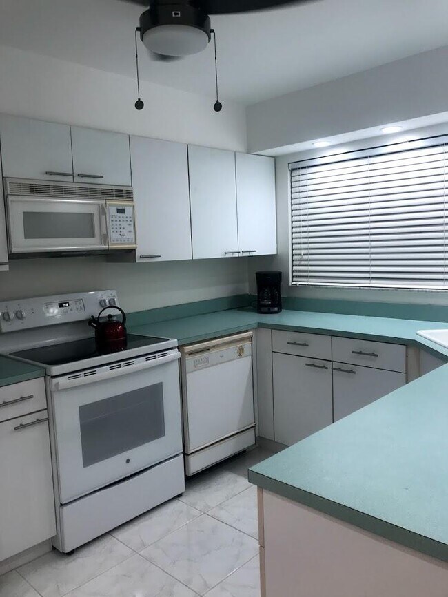 Building Photo - 3212 S Ocean Blvd